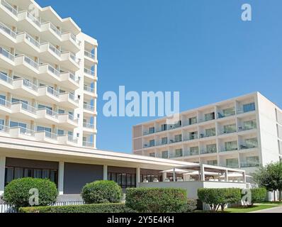 Palma de Mallorca, Spanien; 13. august 2024: Hauptfassade des Hotels BG Caballero an einem sonnigen Sommertag Stockfoto