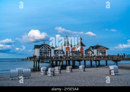 Der Pier von Sellin, Abendstimmung, Sonnenuntergang, 394 Meter lang, mit Restaurant, Steg, Liegestühle, Insel Rügen, Mecklenburg-Vorpommern, Germa Stockfoto