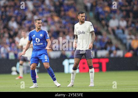 Harry Winks aus Leicester City reagiert als Dwight McNeil aus Everton während des Premier League-Fußballspiels zwischen Leicester City und Everton im King Power Stadium in Leicester, England, zusieht. (James Holyoak/SPP) Credit: SPP Sport Press Photo. /Alamy Live News Stockfoto