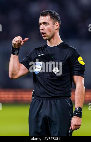 Deventer, Niederlande. September 2024. DEVENTER, NIEDERLANDE - 21. SEPTEMBER: Schiedsrichter Marc Nagtegaal reagiert während des niederländischen Eredivisie-Spiels zwischen Go Ahead Eagles und AFC Ajax in de Adelaarshorst am 21. September 2024 in Deventer, Niederlande. (Foto von Andre Weening/Orange Pictures) Credit: Orange Pics BV/Alamy Live News Stockfoto