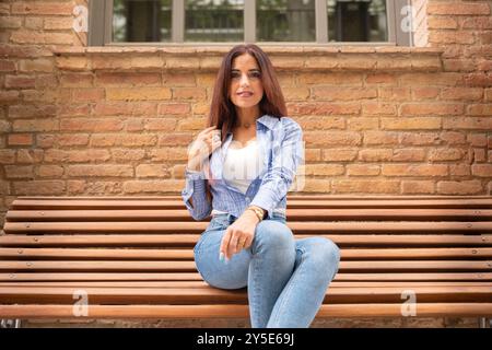 Porträt einer lächelnden Geschäftsfrau, die draußen in die Kamera schaut. Stockfoto