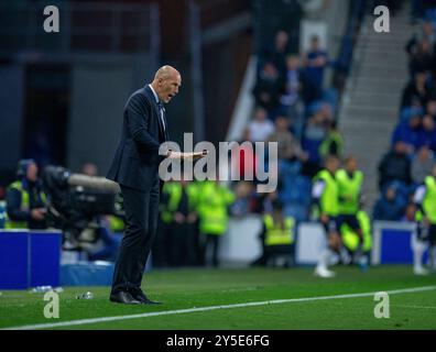 Ibrox Stadium, Glasgow, Großbritannien. September 2024. Scottish Premier Sports League Cup Football, Rangers versus Dundee; Rangers Manager Philippe Clement gibt seinem Team Anweisungen. Credit: Action Plus Sports/Alamy Live News Stockfoto