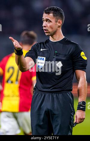 Deventer, Niederlande. September 2024. DEVENTER, NIEDERLANDE - 21. SEPTEMBER: Schiedsrichter Marc Nagtegaal reagiert während des niederländischen Eredivisie-Spiels zwischen Go Ahead Eagles und AFC Ajax in de Adelaarshorst am 21. September 2024 in Deventer, Niederlande. (Foto von Andre Weening/Orange Pictures) Credit: dpa/Alamy Live News Stockfoto