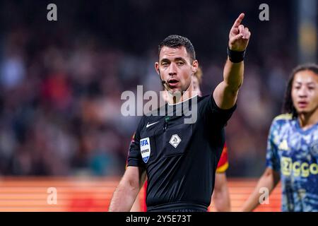 Deventer, Niederlande. September 2024. DEVENTER, NIEDERLANDE - 21. SEPTEMBER: Schiedsrichter Marc Nagtegaal reagiert während des niederländischen Eredivisie-Spiels zwischen Go Ahead Eagles und AFC Ajax in de Adelaarshorst am 21. September 2024 in Deventer, Niederlande. (Foto von Andre Weening/Orange Pictures) Credit: dpa/Alamy Live News Stockfoto