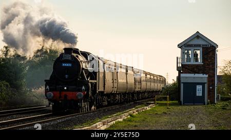 44871 Railway Touring Company in Burnthouse Road Level Crossing Turves Cambridgeshire UK Stockfoto