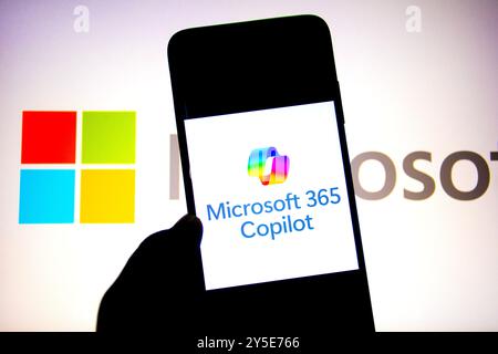 Indien. September 2024. In dieser Fotoabbildung wird ein Microsoft 365 Copilot Logo auf einem Smartphone mit einem Microsoft Logo im Hintergrund angezeigt. (Credit Image: © Avishek das/SOPA Images via ZUMA Press Wire) NUR REDAKTIONELLE VERWENDUNG! Nicht für kommerzielle ZWECKE! Stockfoto