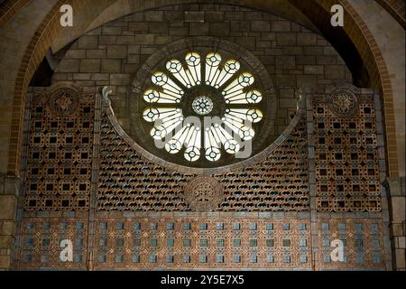 Kunstvoller Grill um das Rosenfenster in der Kirche Stockfoto