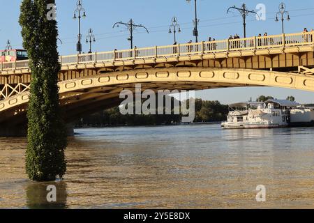 Budapest, Ungarn. September 2024. Budapest Ungarn Wetter, die Donauflut, fast überströmt am Parlament, der Margaretenbrücke und ihrer Umgebung. Credit Ilona Barna BIPHOTONEWS, Alamy Live News Stockfoto