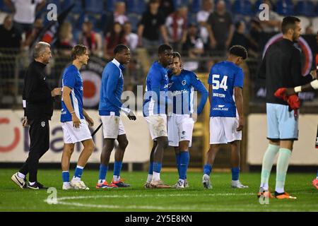 Geel, Belgien. September 2024. Die Spieler von Jong Genk sehen niedergeschlagen aus, nachdem sie am Samstag, den 21. September 2024 in Brüssel, am 5. Tag der 2. Division der Challenger Pro League 2024-2025 1B der belgischen Meisterschaft ein Fußballspiel zwischen Jong Genk und RWD Molenbeek verloren hatten. BELGA FOTO JOHAN EYCKENS Credit: Belga News Agency/Alamy Live News Stockfoto