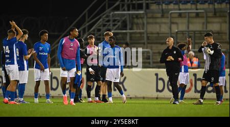 Geel, Belgien. September 2024. Die Spieler von Jong Genk sehen niedergeschlagen aus, nachdem sie am Samstag, den 21. September 2024 in Brüssel, am 5. Tag der 2. Division der Challenger Pro League 2024-2025 1B der belgischen Meisterschaft ein Fußballspiel zwischen Jong Genk und RWD Molenbeek verloren hatten. BELGA FOTO JOHAN EYCKENS Credit: Belga News Agency/Alamy Live News Stockfoto