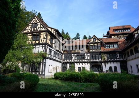 Die Schlösser Peles und Pelisor im Herbst im Sinaia-Wald, Siebenbürgen, Rumänien Stockfoto