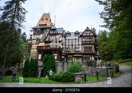 Die Schlösser Peles und Pelisor im Herbst im Sinaia-Wald, Siebenbürgen, Rumänien Stockfoto