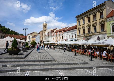 Straßen der rumänischen Stadt Brasov im Sommer, Siebenbürgen Stockfoto