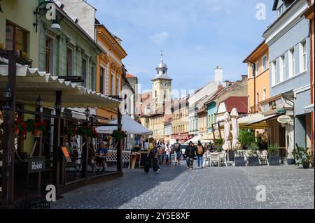 Straßen der rumänischen Stadt Brasov im Sommer, Siebenbürgen Stockfoto