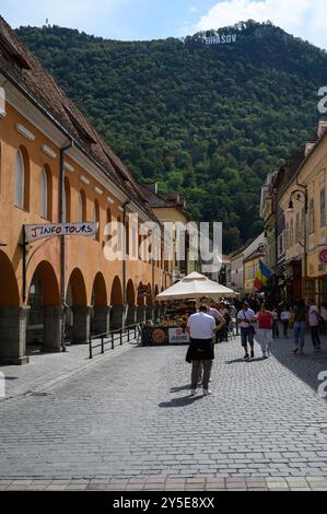 Straßen der rumänischen Stadt Brasov im Sommer, Siebenbürgen Stockfoto