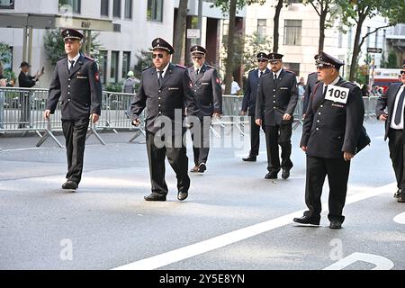 Die Demonstranten nehmen am 21. September 2024 an der deutsch-amerikanischen Steuben-Parade auf der Fifth Avenue in New York Teil. Robin Platzer/ Twin Images/ Credit: SIPA USA/Alamy Live News Stockfoto