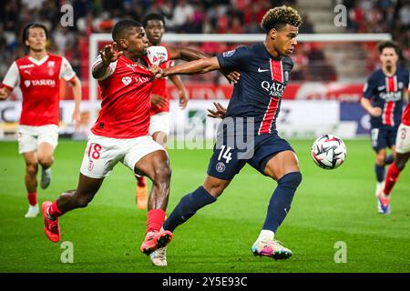 Reims, Frankreich, Frankreich. September 2024. Sergio AKIEME von Reims und Desire DOUE von PSG während des Ligue-1-Spiels zwischen Stade de Reims und Paris Saint-Germain (PSG) im Auguste-Delaune-Stadion am 21. September 2024 in Reims, Frankreich. (Kreditbild: © Matthieu Mirville/ZUMA Press Wire) NUR REDAKTIONELLE VERWENDUNG! Nicht für kommerzielle ZWECKE! Stockfoto