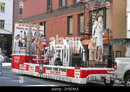 Die Demonstranten nehmen am 21. September 2024 an der deutsch-amerikanischen Steuben-Parade auf der Fifth Avenue in New York Teil. Robin Platzer/ Twin Images/ Credit: SIPA USA/Alamy Live News Stockfoto