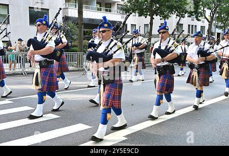 Die Demonstranten nehmen am 21. September 2024 an der deutsch-amerikanischen Steuben-Parade auf der Fifth Avenue in New York Teil. Robin Platzer/ Twin Images/ Credit: SIPA USA/Alamy Live News Stockfoto