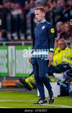 Deventer, Niederlande. September 2024. DEVENTER, NIEDERLANDE - 21. SEPTEMBER: Der vierte offizielle Ingmar Oostrom sieht sich während des niederländischen Eredivisie-Spiels zwischen Go Ahead Eagles und AFC Ajax in de Adelaarshorst am 21. September 2024 in Deventer, Niederlande, an. (Foto von Andre Weening/Orange Pictures) Credit: Orange Pics BV/Alamy Live News Stockfoto