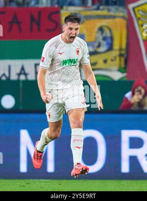 Keven Schlotterbeck, FCA 31 feiert sein Tor, Happy, lagh, Celebration, 1-2 im Spiel FC AUGSBURG - FSV MAINZ 05 2-3 am 20. September 2024 in Augsburg. Saison 2024/2025, 1.Bundesliga, FCA, Spieltag 4, 4.Spieltag Fotograf: Peter Schatz - DFL-VORSCHRIFTEN VERBIETEN JEDE VERWENDUNG VON FOTOGRAFIEN als BILDSEQUENZEN und/oder QUASI-VIDEO - Stockfoto