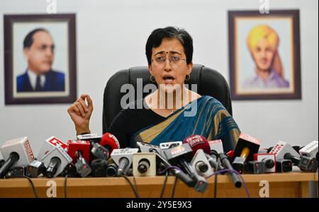 NEW DELHI, INDIEN - 21. SEPTEMBER: Der neue Ministerpräsident Delhis, Atishi Marlena, spricht während einer wichtigen Pressekonferenz vor cm House am 21. September 2024 in Neu-Delhi, Indien. In einer Pressekonferenz sagte Atishi, dass es ein "emotionaler Tag" für sie sei, da Kejriwal nicht weiterhin der Chefminister sein werde. Sie sagte, dass die Bevölkerung der Hauptstadt dafür sorgen müsse, dass Kejriwal wieder zum Ministerpräsidenten wird, damit die kostenlosen Dienstleistungen wie Strom und Wasser weitergehen. Sie warf der Bharatiya Janata Party (BJP) vor, sie habe versucht, die Einrichtungen zu stoppen, die den Menschen geboten werden Stockfoto