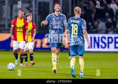 Deventer, Niederlande. September 2024. DEVENTER, NIEDERLANDE - 21. SEPTEMBER: Davy Klaassen vom AFC Ajax feiert, nachdem er am 21. September 2024 in de Adelaarshorst in Deventer das erste Tor mit Wout Weghorst vom AFC Ajax erzielte. (Foto von Andre Weening/Orange Pictures) Credit: dpa/Alamy Live News Stockfoto