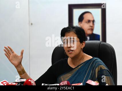 NEW DELHI, INDIEN - 21. SEPTEMBER: Der neue Ministerpräsident Delhis, Atishi Marlena, spricht während einer wichtigen Pressekonferenz vor cm House am 21. September 2024 in Neu-Delhi, Indien. In einer Pressekonferenz sagte Atishi, dass es ein "emotionaler Tag" für sie sei, da Kejriwal nicht weiterhin der Chefminister sein werde. Sie sagte, dass die Bevölkerung der Hauptstadt dafür sorgen müsse, dass Kejriwal wieder zum Ministerpräsidenten wird, damit die kostenlosen Dienstleistungen wie Strom und Wasser weitergehen. Sie warf der Bharatiya Janata Party (BJP) vor, sie habe versucht, die Einrichtungen zu stoppen, die den Menschen geboten werden Stockfoto