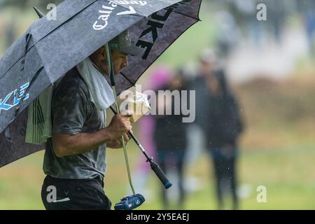 Oliver Wilson aus England kämpft mit einem Snack und seinem Schirm während der dritten Runde der BMW PGA Championship am 21. September 2024 im Wentworth Golf Club, Virginia Water, England. Foto: Grant Winter. Nur redaktionelle Verwendung, Lizenz für kommerzielle Nutzung erforderlich. Keine Verwendung bei Wetten, Spielen oder Publikationen eines einzelnen Clubs/einer Liga/eines Spielers. Quelle: UK Sports Pics Ltd/Alamy Live News Stockfoto