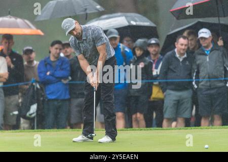 Oliver Wilson tritt am 21. September 2024 im Wentworth Golf Club in Virginia Water, England auf den 6. Platz in der dritten Runde der BMW PGA Championship. Foto: Grant Winter. Nur redaktionelle Verwendung, Lizenz für kommerzielle Nutzung erforderlich. Keine Verwendung bei Wetten, Spielen oder Publikationen eines einzelnen Clubs/einer Liga/eines Spielers. Quelle: UK Sports Pics Ltd/Alamy Live News Stockfoto