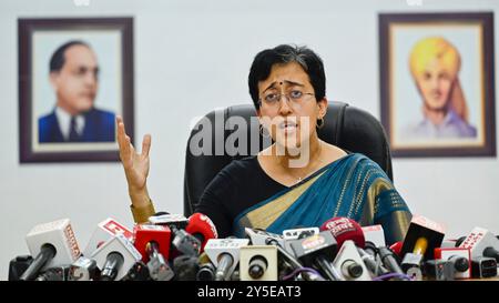 NEW DELHI, INDIEN - 21. SEPTEMBER: Der neue Ministerpräsident Delhis, Atishi Marlena, spricht während einer wichtigen Pressekonferenz vor cm House am 21. September 2024 in Neu-Delhi, Indien. In einer Pressekonferenz sagte Atishi, dass es ein "emotionaler Tag" für sie sei, da Kejriwal nicht weiterhin der Chefminister sein werde. Sie sagte, dass die Bevölkerung der Hauptstadt dafür sorgen müsse, dass Kejriwal wieder zum Ministerpräsidenten wird, damit die kostenlosen Dienstleistungen wie Strom und Wasser weitergehen. Sie warf der Bharatiya Janata Party (BJP) vor, sie habe versucht, die Einrichtungen zu stoppen, die den Menschen geboten werden Stockfoto