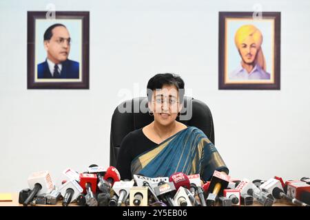 NEW DELHI, INDIEN - 21. SEPTEMBER: Der neue Ministerpräsident Delhis, Atishi Marlena, spricht während einer wichtigen Pressekonferenz vor cm House am 21. September 2024 in Neu-Delhi, Indien. In einer Pressekonferenz sagte Atishi, dass es ein "emotionaler Tag" für sie sei, da Kejriwal nicht weiterhin der Chefminister sein werde. Sie sagte, dass die Bevölkerung der Hauptstadt dafür sorgen müsse, dass Kejriwal wieder zum Ministerpräsidenten wird, damit die kostenlosen Dienstleistungen wie Strom und Wasser weitergehen. Sie warf der Bharatiya Janata Party (BJP) vor, sie habe versucht, die Einrichtungen zu stoppen, die den Menschen geboten werden Stockfoto