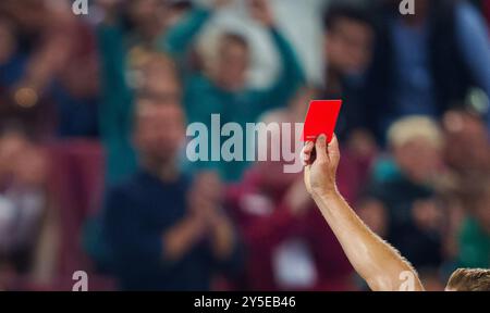 Augsburg, Deutschland. September 2024. Schiedsrichter zeigt rote Karte im Spiel FC AUGSBURG - FSV MAINZ 05 2-3 am 20. September 2024 in Augsburg. Saison 2024/2025, 1.Bundesliga, FCA, Spieltag 4, 4.Spieltag Fotograf: ddp Images/STAR-Images - DFL-VORSCHRIFTEN VERBIETEN JEDE VERWENDUNG VON FOTOS als BILDSEQUENZEN und/oder QUASI-VIDEO - Credit: ddp Media GmbH/Alamy Live News Stockfoto