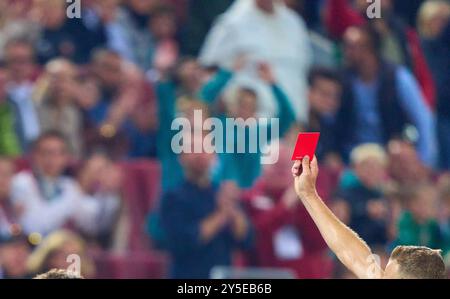 Augsburg, Deutschland. September 2024. Schiedsrichter mit roter Karte im Spiel FC AUGSBURG - FSV MAINZ 05 2-3 am 20. September 2024 in Augsburg. Saison 2024/2025, 1.Bundesliga, FCA, Spieltag 4, 4.Spieltag Fotograf: ddp Images/STAR-Images - DFL-VORSCHRIFTEN VERBIETEN JEDE VERWENDUNG VON FOTOS als BILDSEQUENZEN und/oder QUASI-VIDEO - Credit: ddp Media GmbH/Alamy Live News Stockfoto