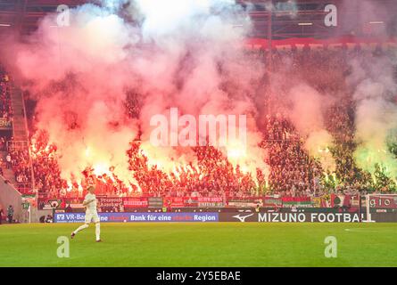 Augsburg, Deutschland. September 2024. FCA-Fans im Spiel FC AUGSBURG - FSV MAINZ 05 2-3 am 20. September 2024 in Augsburg. Saison 2024/2025, 1.Bundesliga, FCA, Spieltag 4, 4.Spieltag Fotograf: ddp Images/STAR-Images - DFL-VORSCHRIFTEN VERBIETEN JEDE VERWENDUNG VON FOTOS als BILDSEQUENZEN und/oder QUASI-VIDEO - Credit: ddp Media GmbH/Alamy Live News Stockfoto