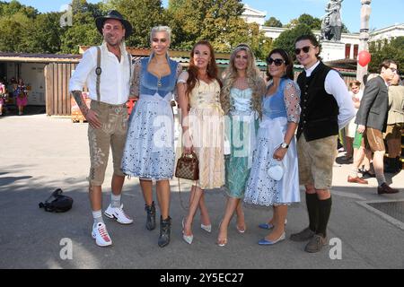 Steve es, Georgina Fleur, Verena Keith, Claudia Obert und Max Suhr / WiesÂ n 2024 / Eröffnung / 1. Tag / Theresienwiese / Bierzelt / München / 21. September 2024 *** Steve es, Georgina Fleur, Verena Keith, Claudia Obert und Max Suhr WiesÂ n 2024 Eröffnung 1 Tag Theresienwiese Bierzelt München 21. September 2024 Stockfoto