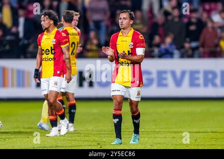 Deventer, Niederlande. September 2024. DEVENTER, NIEDERLANDE - 21. SEPTEMBER: Mats Deijl von Go Ahead Eagles applaudiert den Fans während des niederländischen Eredivisie-Spiels zwischen Go Ahead Eagles und AFC Ajax am 21. September 2024 in de Adelaarshorst in Deventer, Niederlande. (Foto von Andre Weening/Orange Pictures) Credit: dpa/Alamy Live News Stockfoto