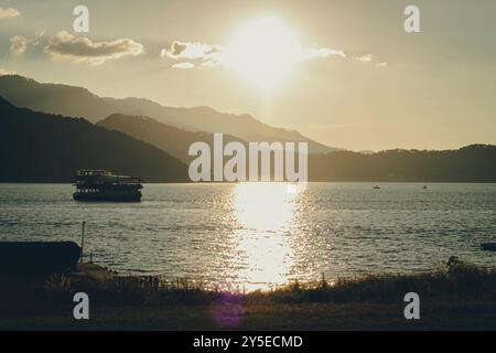 Golden Hour Reflections on the Lake Stockfoto