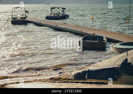 Boote legten am Rand des ruhigen Wassers an Stockfoto