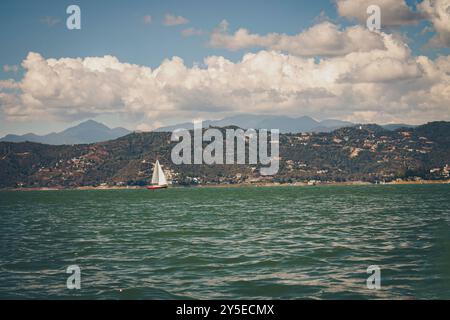 Ruhiges Wasser reflektiert den Himmel auf einem friedlichen Reservoir Stockfoto