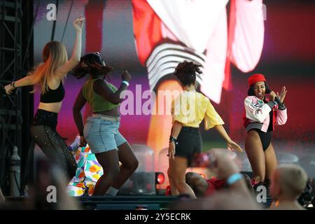 Die US-amerikanische Soul- und RnB-Sängerin Janelle Monáe tritt am 11. August 2024 mit Fans auf, die auf der Bühne des Sziget-Festivals in Budapest tanzen Stockfoto