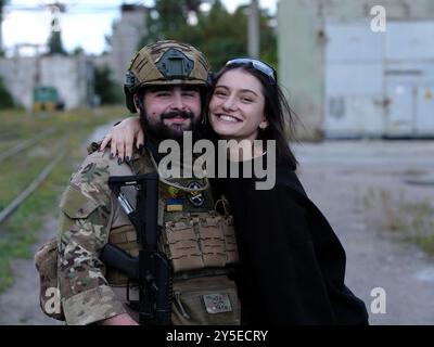 Odesa, Oblast Odesa, Ukraine. September 2022. Militärische Übungen in der Ukraine. Britische Soldaten unterrichten Zivilisten in militärischen Grundfähigkeiten. Stockfoto