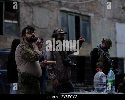 Odesa, Oblast Odesa, Ukraine. September 2022. Militärische Übungen in der Ukraine. Britische Soldaten unterrichten Zivilisten in militärischen Grundfähigkeiten. Stockfoto