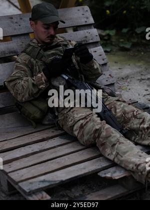 Odesa, Oblast Odesa, Ukraine. September 2022. Militärische Übungen in der Ukraine. Britische Soldaten unterrichten Zivilisten in militärischen Grundfähigkeiten. Stockfoto