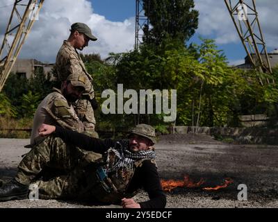 Odesa, Oblast Odesa, Ukraine. September 2022. Militärische Übungen in der Ukraine. Britische Soldaten unterrichten Zivilisten in militärischen Grundfähigkeiten. Stockfoto