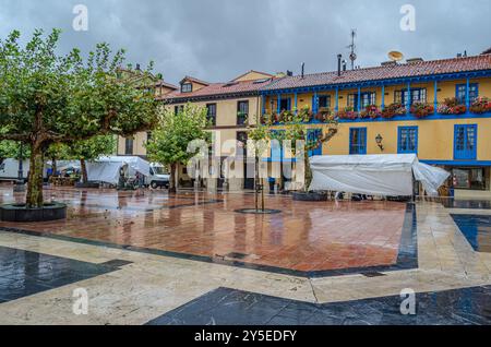 OVIEDO, SPANIEN - 22. SEPTEMBER 2014: Flohmarkt an einem regnerischen Tag in Oviedo, in den Fußgängerzonen des Fontan Markts Stockfoto