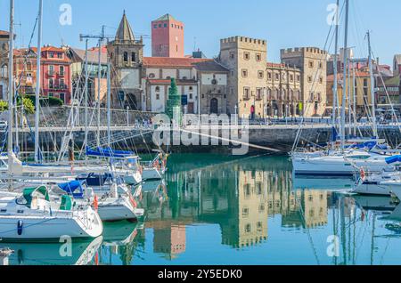 GIJON, SPANIEN - 21. SEPTEMBER 2014: Blick auf den Yachthafen von Gijon, Asturien, Nordspanien Stockfoto