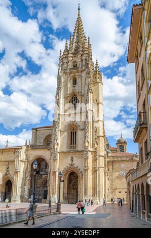 OVIEDO, SPANIEN - 20. SEPTEMBER 2014: Blick auf den Domplatz (Plaza de la Catedral), mit der Kathedrale San Salvador im Hintergrund in Oviedo, Stockfoto