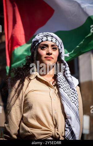 Rom, Italien. September 2024. Hunderte nehmen an dem von der Bewegung palästinensischer Studenten in Italien organisierten marsch Teil, um Palästina zu unterstützen und den Krieg zu stoppen. (Kreditbild: © Marco Di Gianvito/ZUMA Press Wire) NUR REDAKTIONELLE VERWENDUNG! Nicht für kommerzielle ZWECKE! Quelle: ZUMA Press, Inc./Alamy Live News Stockfoto