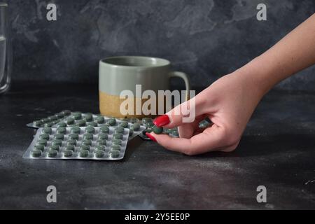 Grünalgenpulver, Pillen und Kapseln Stockfoto